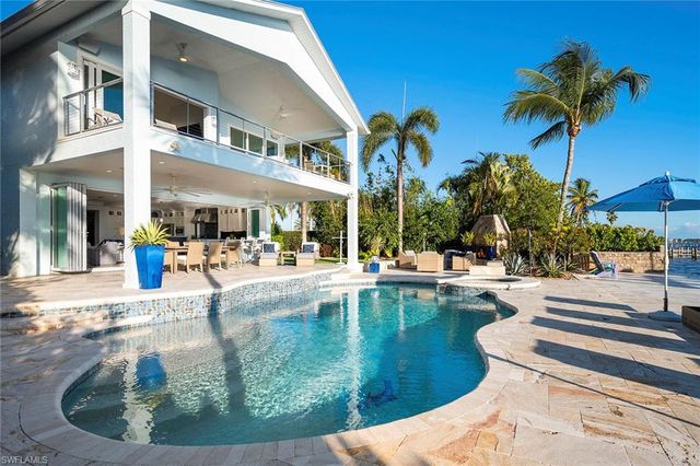 1048 Dolphin DR, Cape Coral, FL 33904