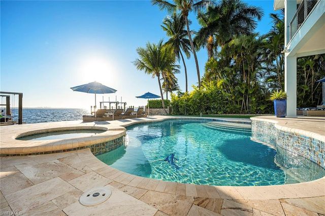 1048 Dolphin DR, Cape Coral, FL 33904