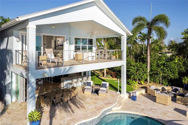 1048 Dolphin DR, Cape Coral, FL 33904