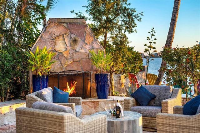 1048 Dolphin DR, Cape Coral, FL 33904