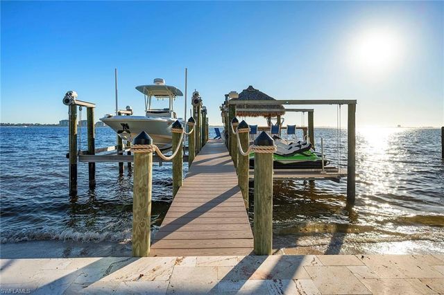 1048 Dolphin DR, Cape Coral, FL 33904