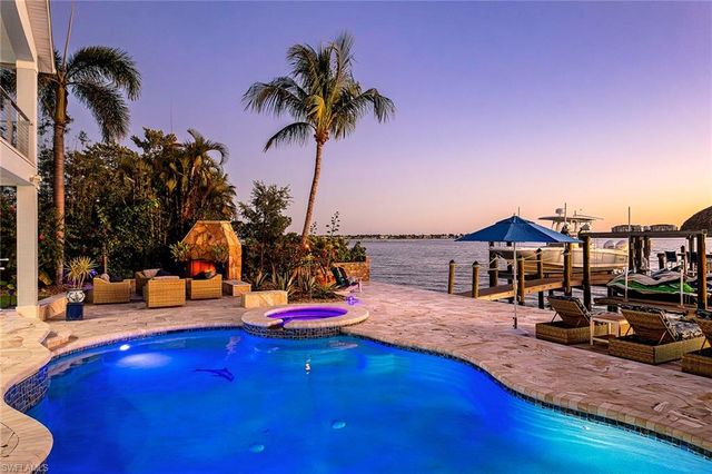 1048 Dolphin DR, Cape Coral, FL 33904