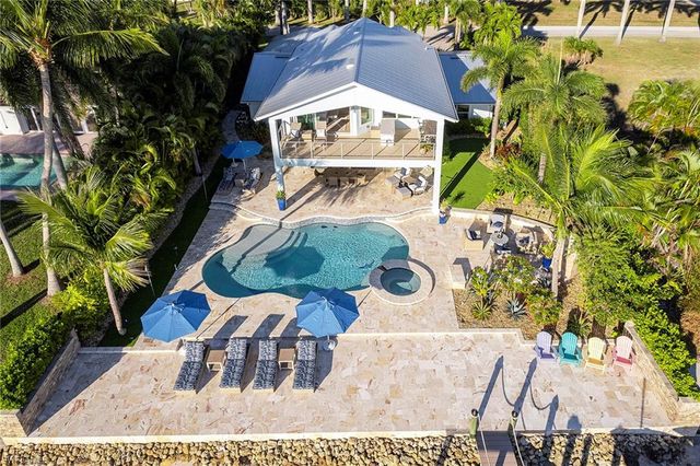 1048 Dolphin DR, Cape Coral, FL 33904