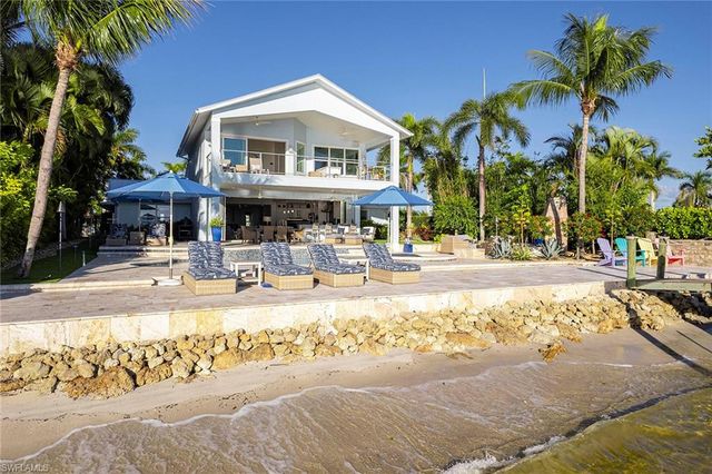 1048 Dolphin DR, Cape Coral, FL 33904