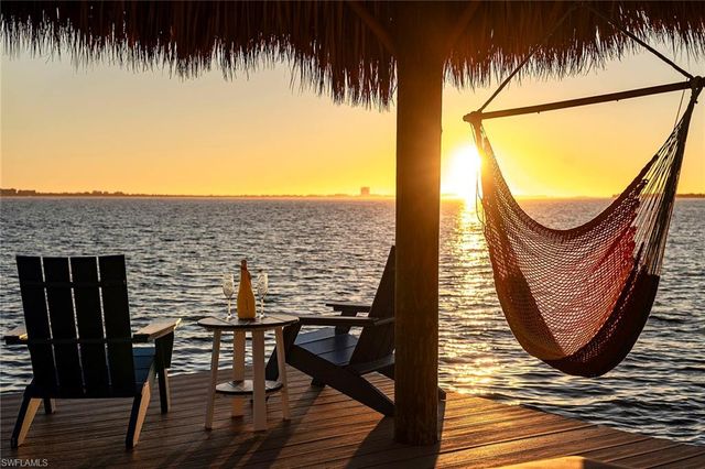 1048 Dolphin DR, Cape Coral, FL 33904