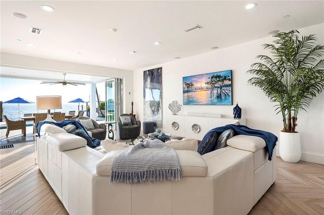 1048 Dolphin DR, Cape Coral, FL 33904