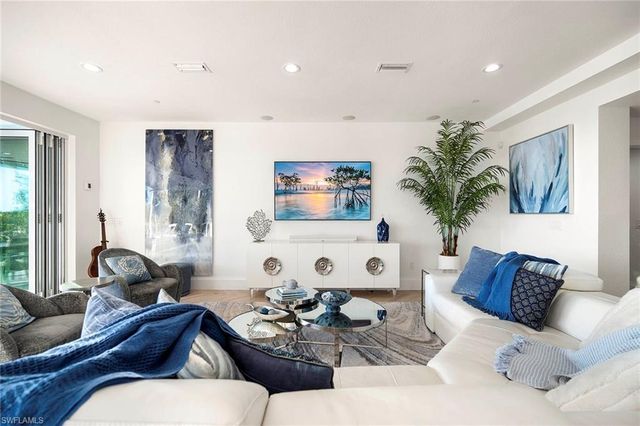 1048 Dolphin DR, Cape Coral, FL 33904