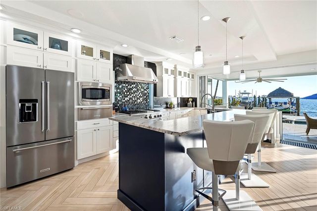 1048 Dolphin DR, Cape Coral, FL 33904