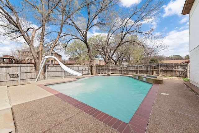 2225 Park Hill Drive, Arlington, TX 76012