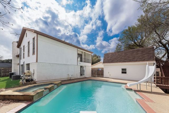 2225 Park Hill Drive, Arlington, TX 76012