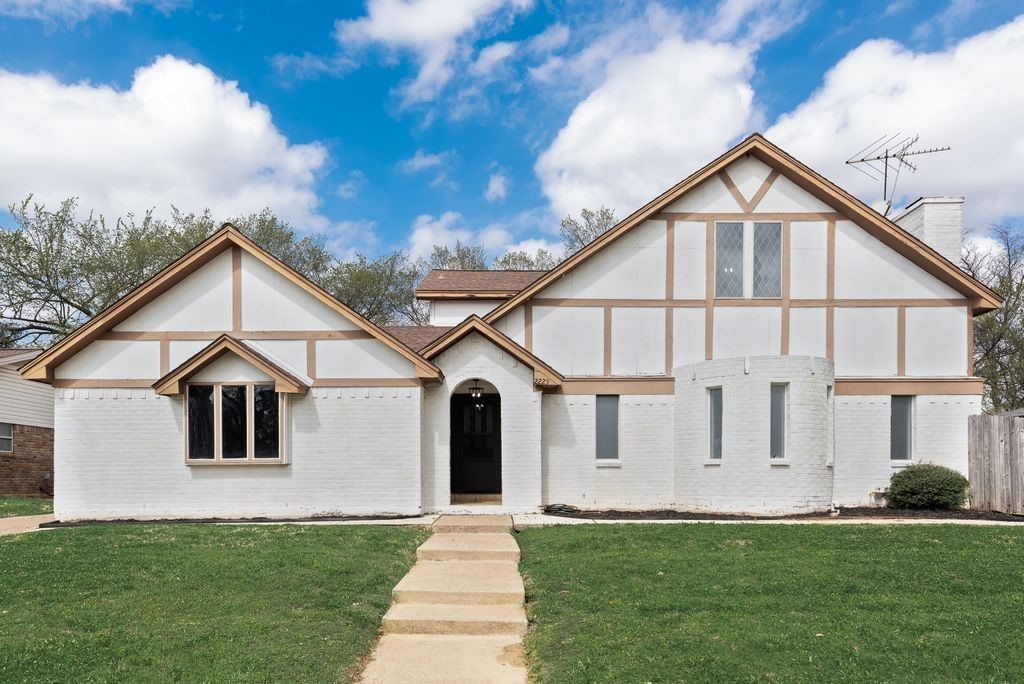 2225 Park Hill Drive, Arlington, TX 76012