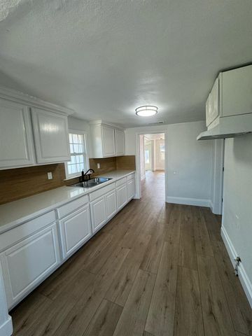 2743 E Hammond Avenue, Fresno, CA 93703