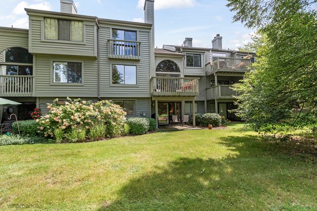 900 Shoreline Road, Lake Barrington, IL 60010