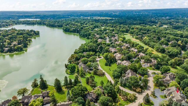 900 Shoreline Road, Lake Barrington, IL 60010