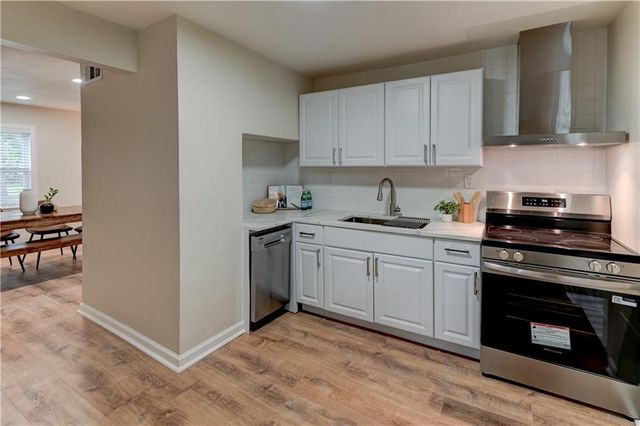 7126 Main Street, Kansas City, MO 64114