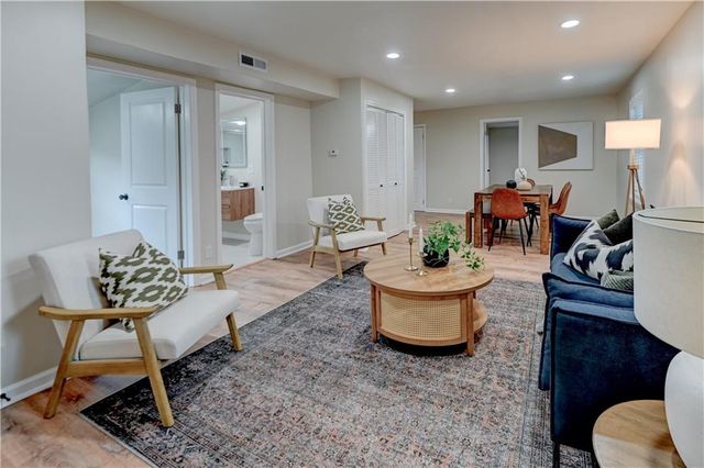 7126 Main Street, Kansas City, MO 64114