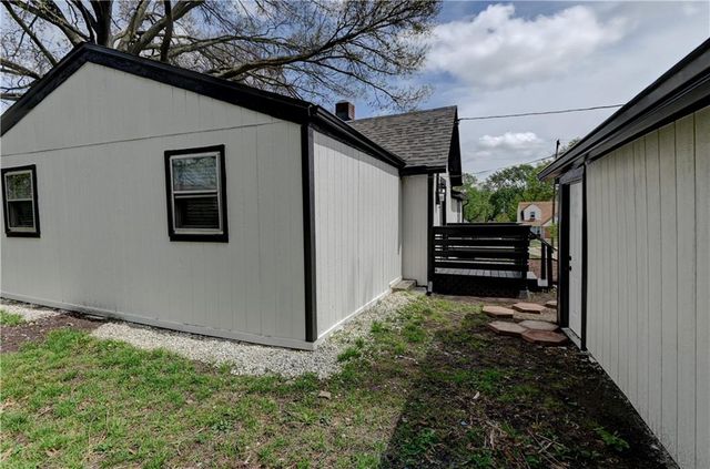 7126 Main Street, Kansas City, MO 64114