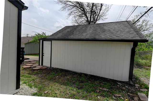 7126 Main Street, Kansas City, MO 64114