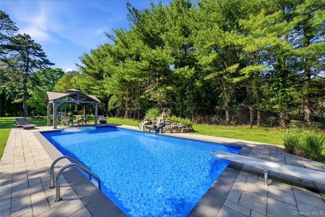 9 Ridgefield Drive, Shoreham, NY 11786