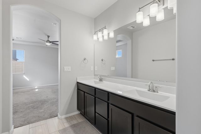 435 Adeline Avenue SW, Los Lunas, NM 87031