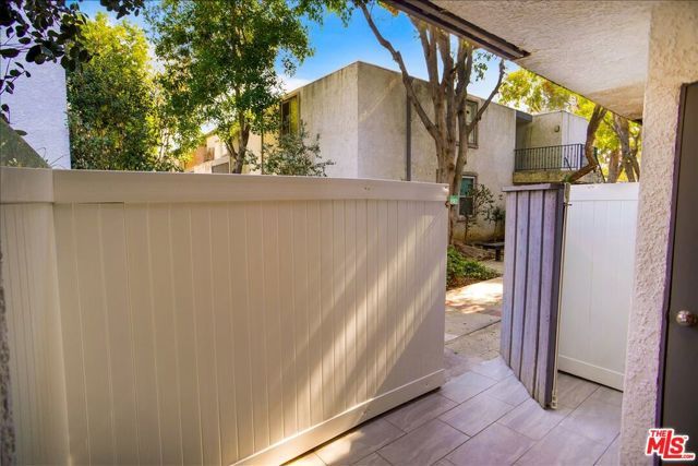 18620 Hatteras Street 180, Tarzana (los Angeles), CA 91356