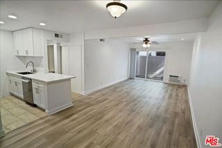 18620 Hatteras Street 180, Tarzana (los Angeles), CA 91356