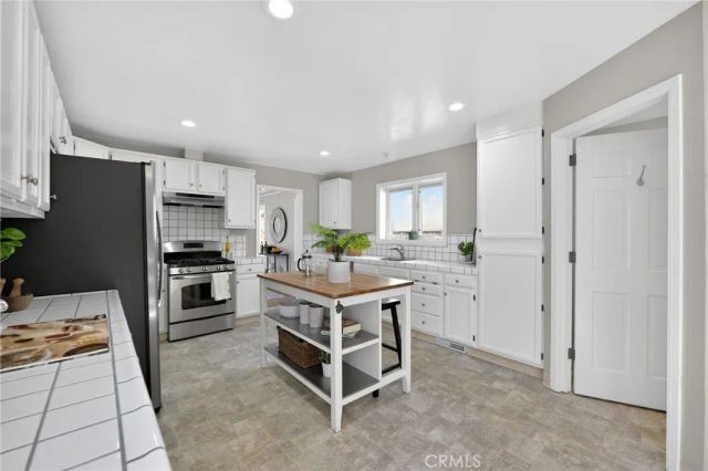 938 Leo, Oakland, CA 94611