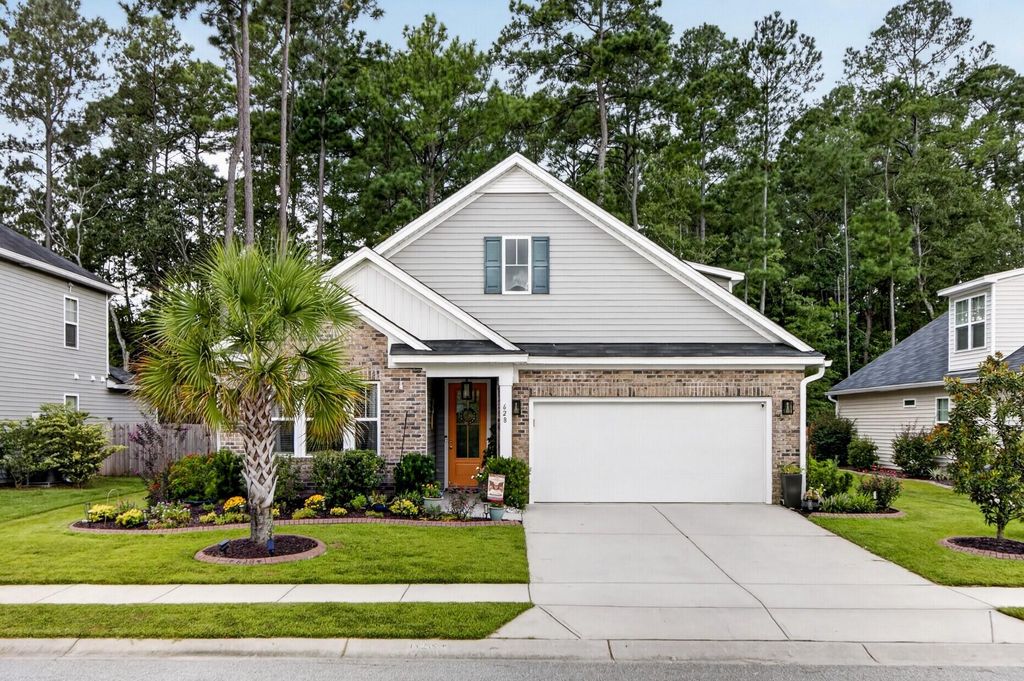 Image 1 of property listing at 628 Kilarney Road, Summerville, SC 29483