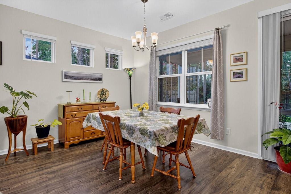 Image 11 of property listing at 628 Kilarney Road, Summerville, SC 29483