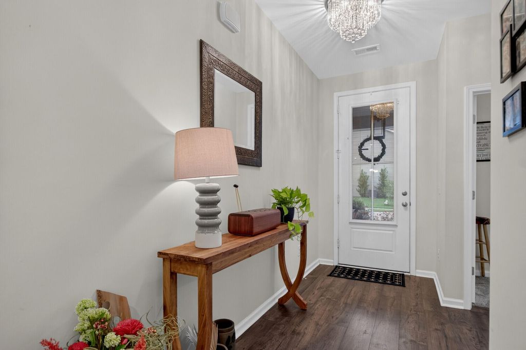 Image 4 of property listing at 628 Kilarney Road, Summerville, SC 29483