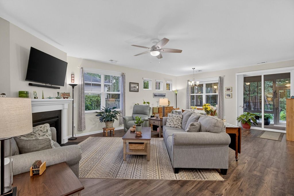 Image 6 of property listing at 628 Kilarney Road, Summerville, SC 29483