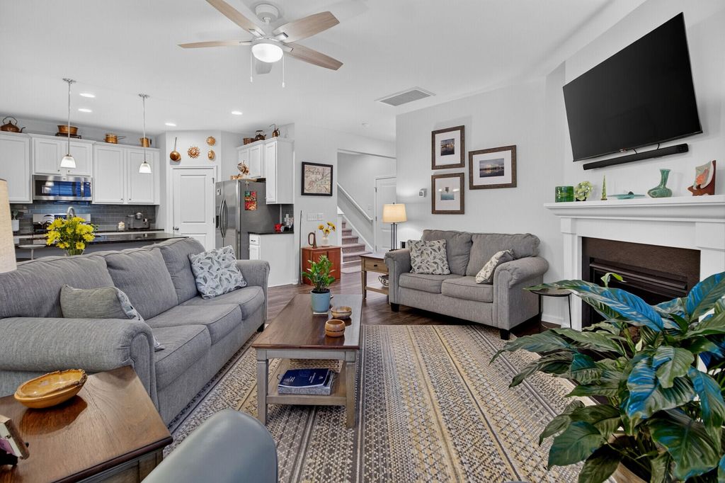Image 7 of property listing at 628 Kilarney Road, Summerville, SC 29483