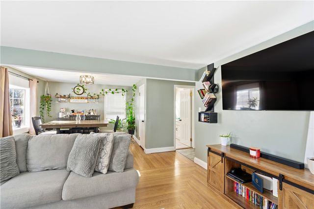 727 Mendon Road, Woonsocket, RI 02895