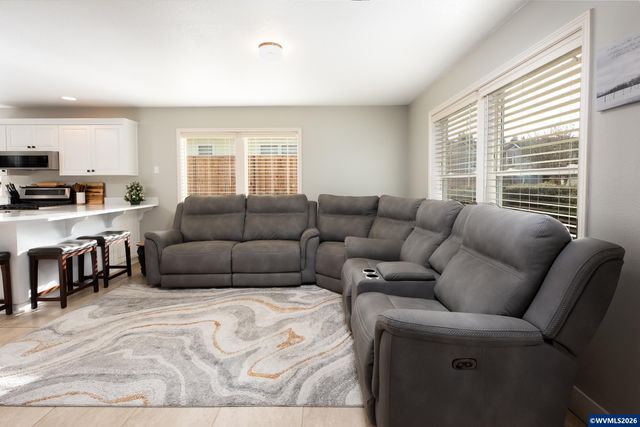 38 Denmark Lp, Silverton, OR 97381