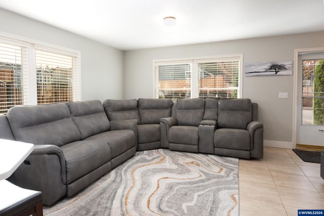 38 Denmark Lp, Silverton, OR 97381