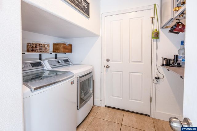38 Denmark Lp, Silverton, OR 97381