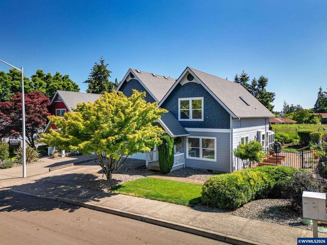 38 Denmark Lp, Silverton, OR 97381