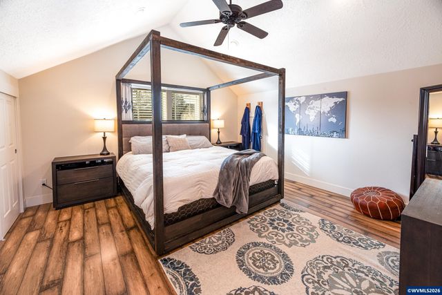 38 Denmark Lp, Silverton, OR 97381