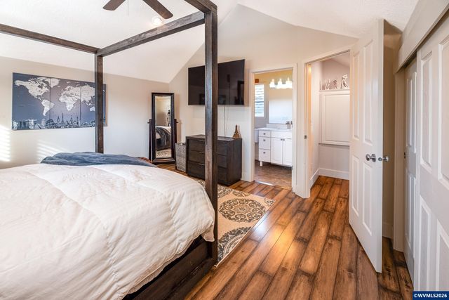 38 Denmark Lp, Silverton, OR 97381