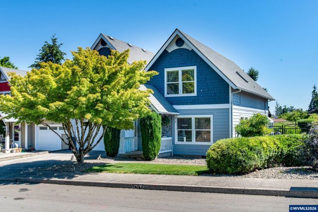 38 Denmark Lp, Silverton, OR 97381