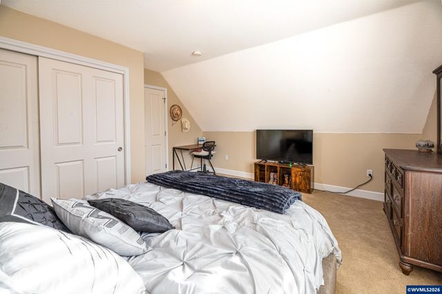 38 Denmark Lp, Silverton, OR 97381