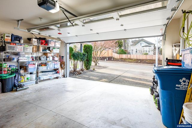 38 Denmark Lp, Silverton, OR 97381