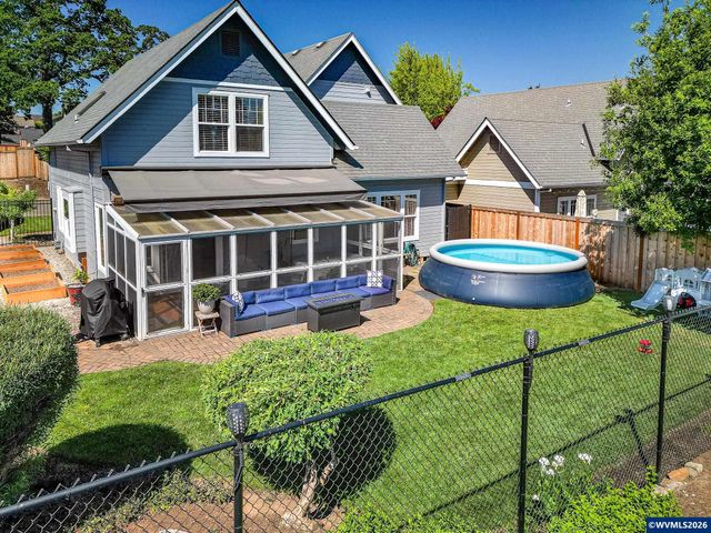 38 Denmark Lp, Silverton, OR 97381