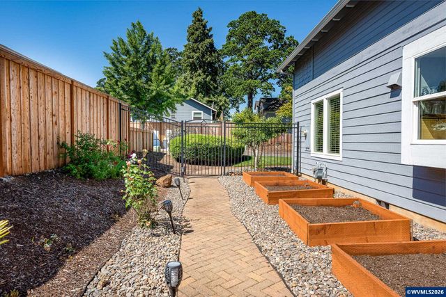 38 Denmark Lp, Silverton, OR 97381