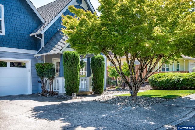 38 Denmark Lp, Silverton, OR 97381