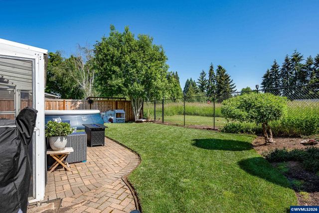 38 Denmark Lp, Silverton, OR 97381