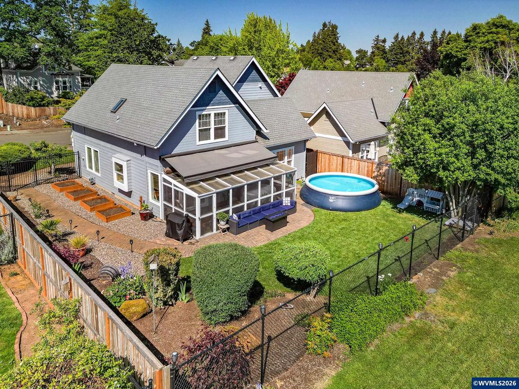 38 Denmark Lp, Silverton, OR 97381