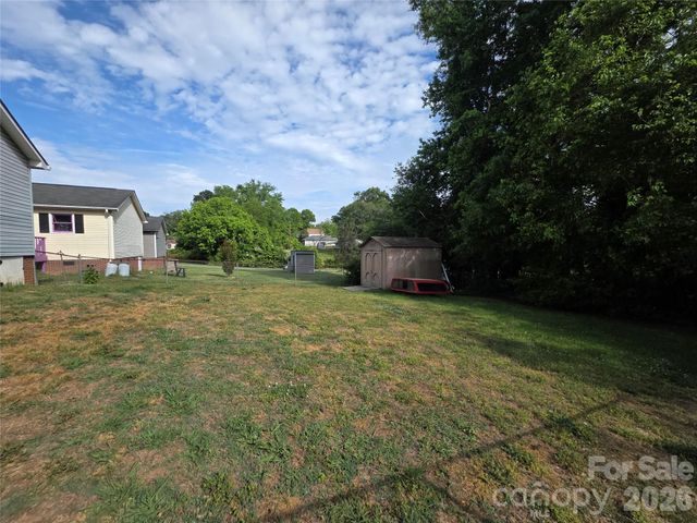 220 E Alabama Avenue, Bessemer City, NC 28016