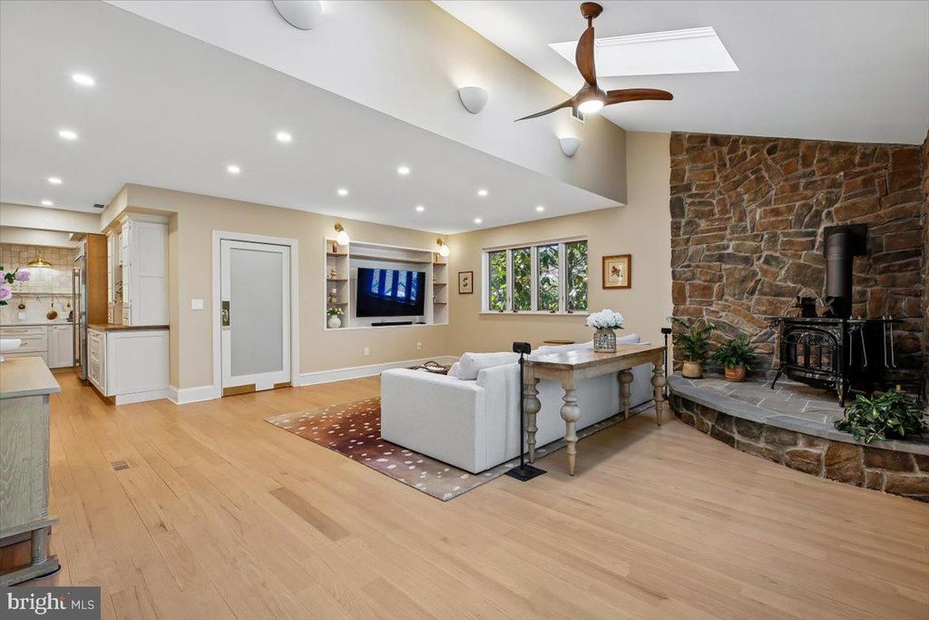 Image 13 of property listing at 6317 POE RD, Bethesda, MD 20817
