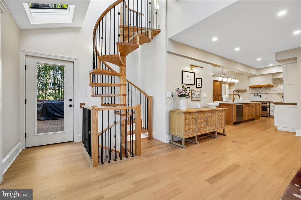 Image 15 of property listing at 6317 POE RD, Bethesda, MD 20817